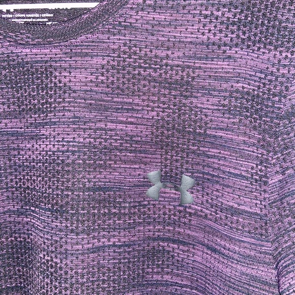 2 UA Heatgear fitted tees - Picture 6 of 7